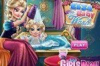 El bebé de Elsa se baña El bebé de Elsa se baña